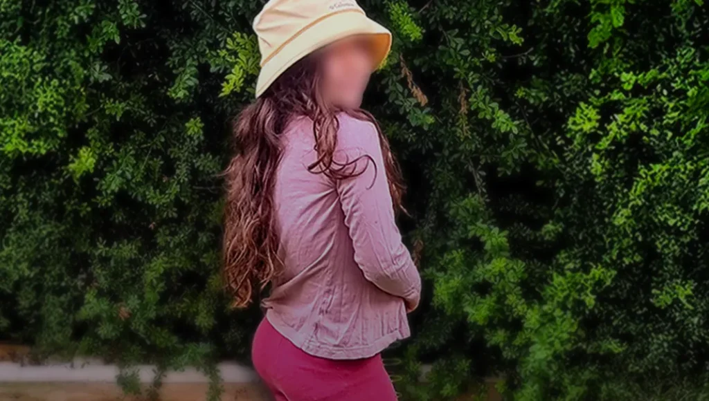 ילדה עם פנים מטושטשות